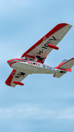 Amphibious light aircraft in flight